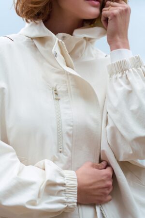 Lekka kurtka FÉRIA w odcieniu jasnego beżu z kapturem