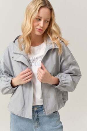 Lekka kurtka FÉRIA w odcieniu jasnego błękitu z kapturem