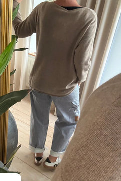 Kaszmirowy sweter MIRA o lekko oversizowym kroju taupe melanż BTFCPH - obrazek 7
