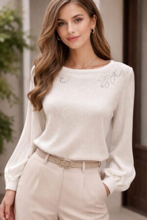 Kremowa bluzka sweterkowa z bufiastymi rękawami i ozdobą ze złotych nitów AL-BO