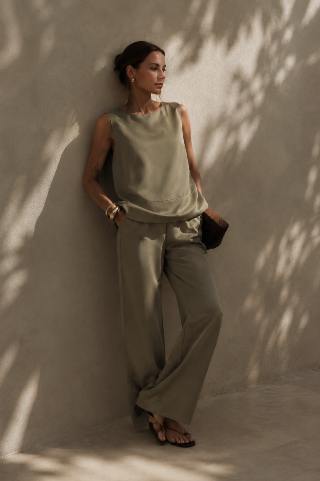 Komplet khaki – elegancki, stylowy na różne okazje (bluzka + spodnie ) - obrazek 2