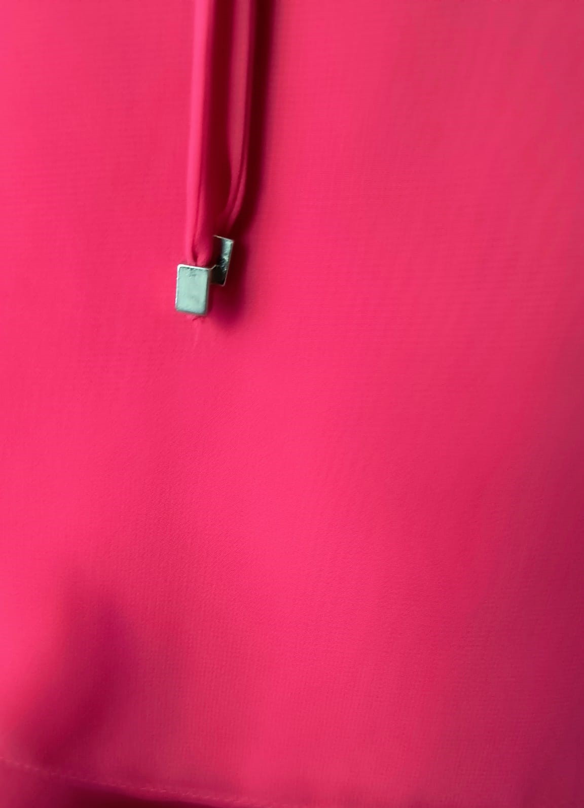 Zwiewna warstwowa sukienka w kolorze malinowym Florinda Kaskada Fashion - obrazek 6