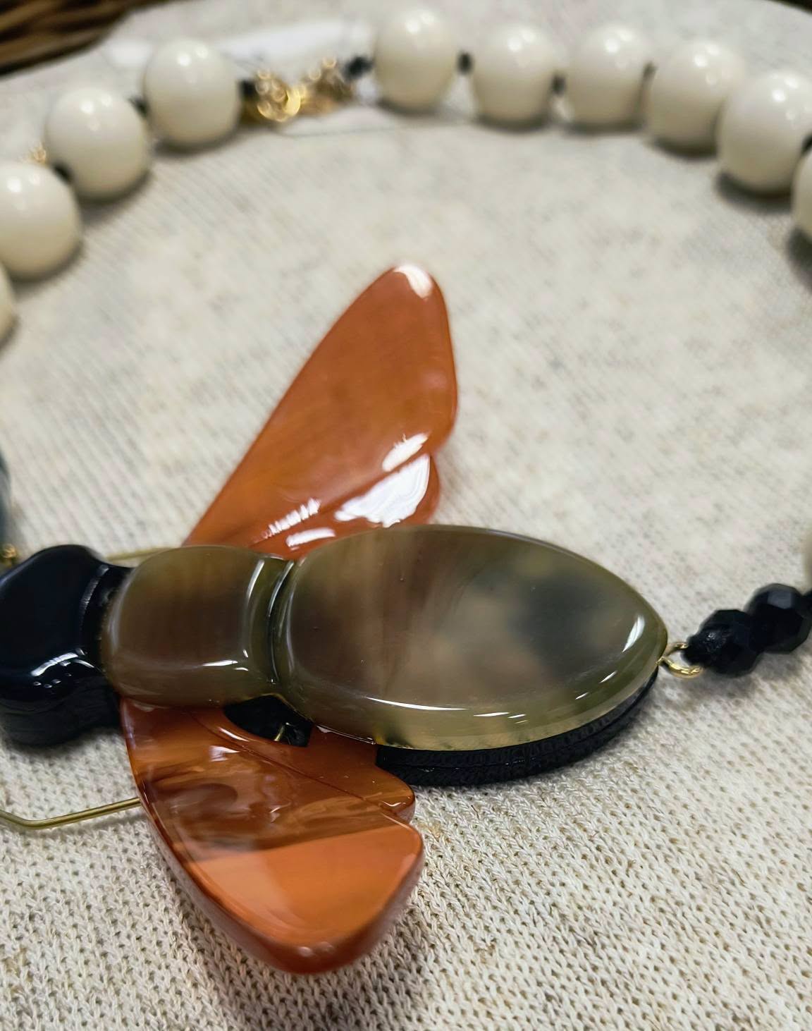 Naszyjnik Lucite DUBLON z ozdobnym motywem owada - obrazek 2